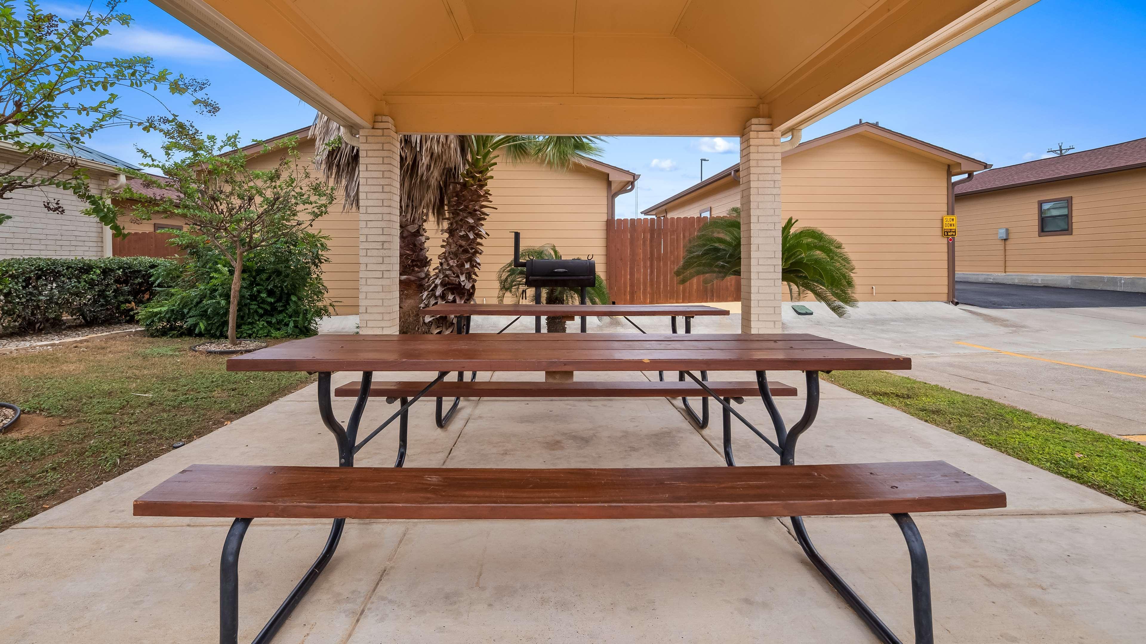 Best Western Regency Inn & Suites Gonzales Exterior foto