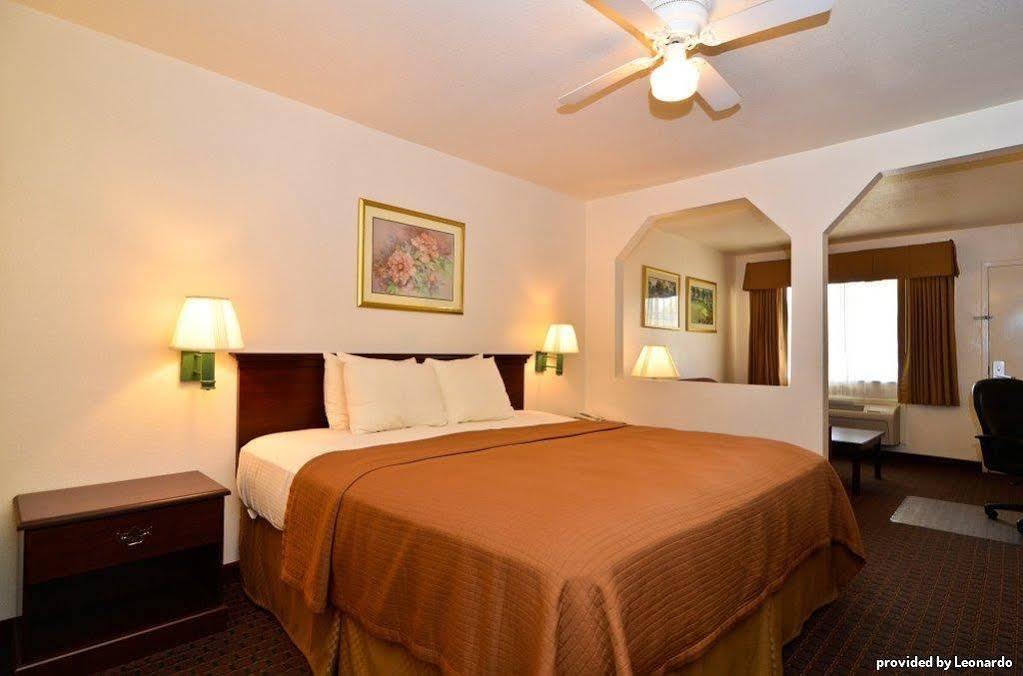 Best Western Regency Inn & Suites Gonzales Habitación foto